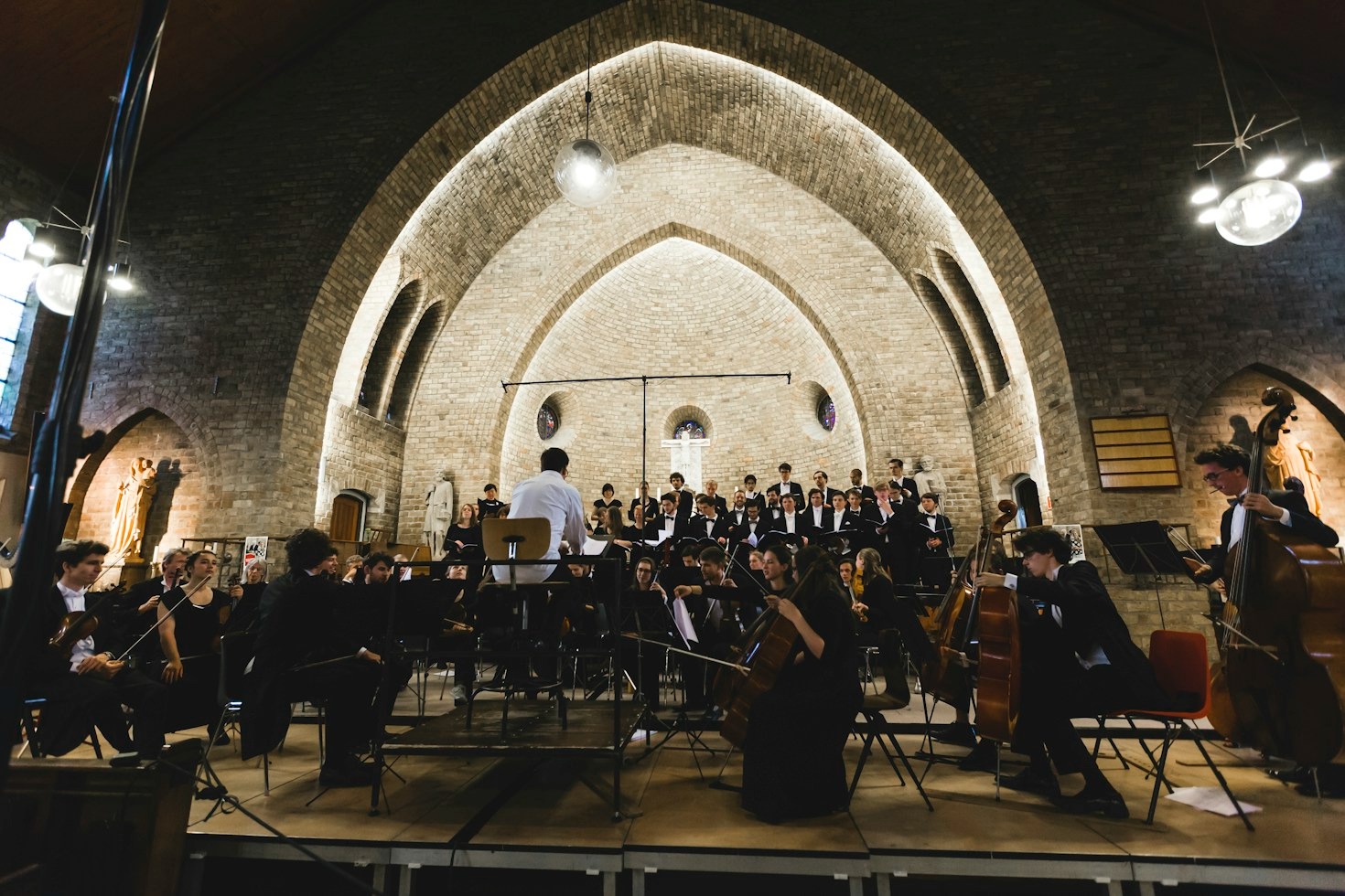 Śpiew jako forma modlitwy: jak muzyka liturgiczna zmienia nasze serca