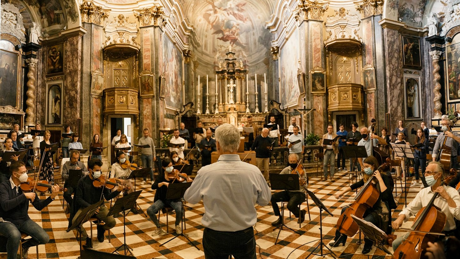 Kulisy prób i przygotowań do niedzielnej liturgii w Strumianach